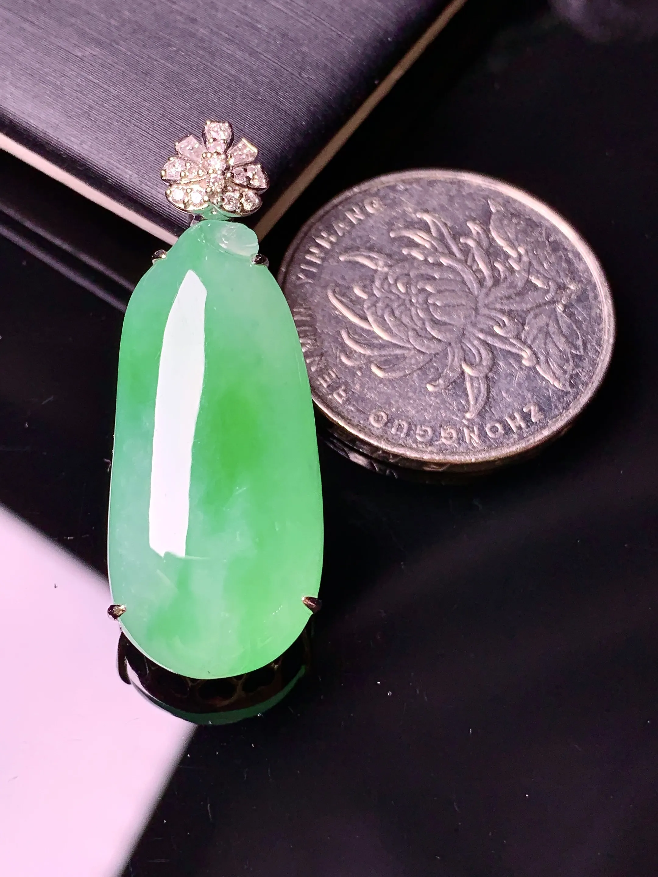 18k金钻镶嵌翠绿福瓜吊坠 玉质细腻 色泽艳丽清新 整体尺寸36.3*13.5*8