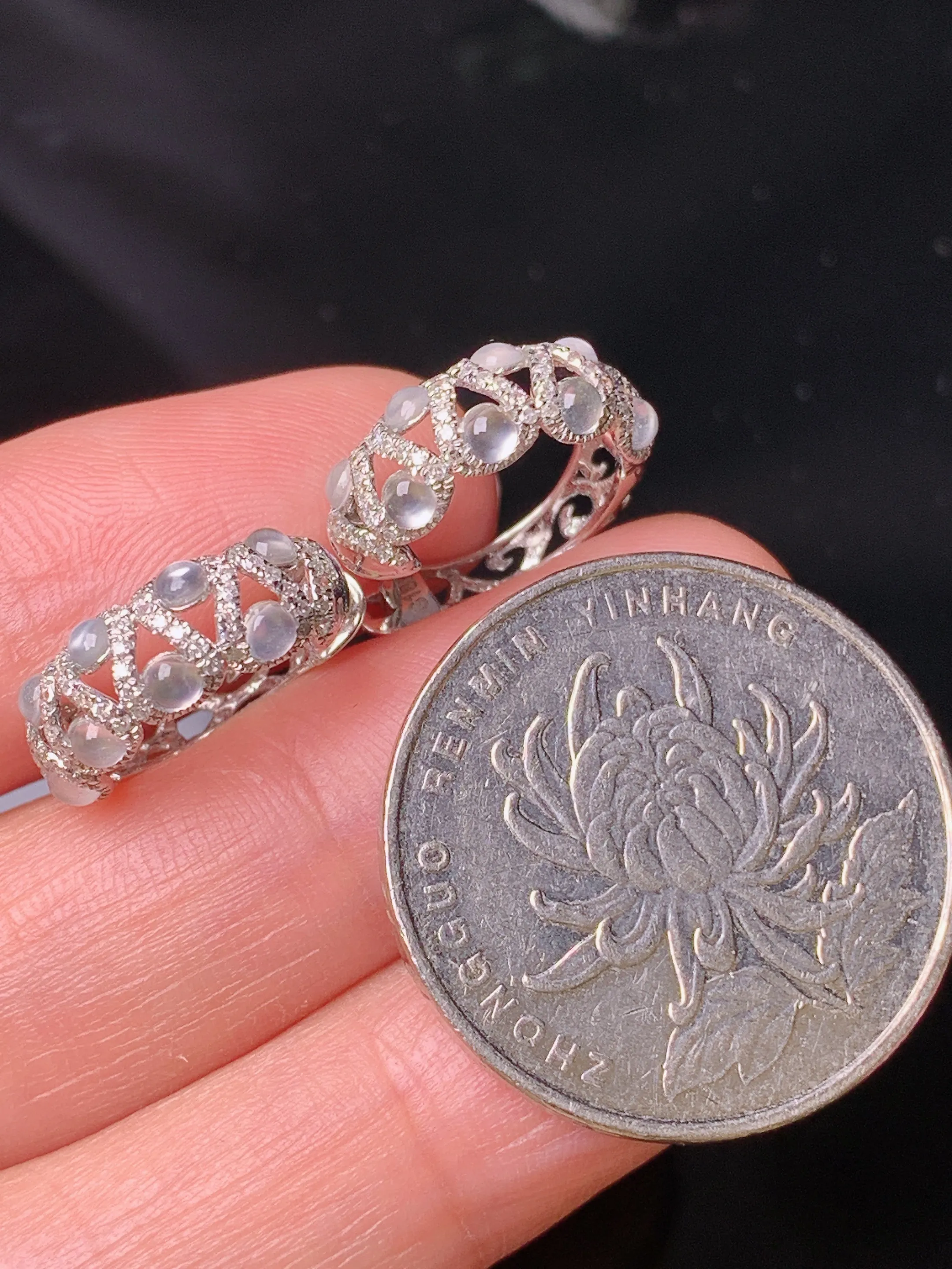 18k金钻镶嵌冰种蛋面耳钉 玉质细腻 色泽艳丽清新 整体尺寸2.3*2