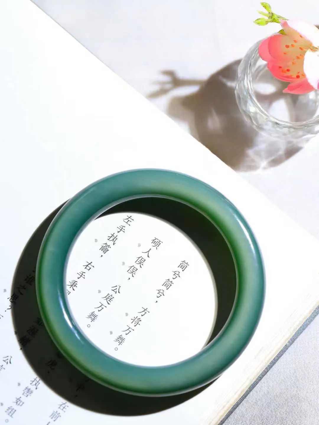 【碧色荡漾·手镯】

收藏级臻品和田玉碧玉猫眼圆条手镯，玉质细腻温润，手感舒适，️线条流畅，简约大气，美自天成，佩戴于腕间，婉约之美，举手投足间透出那份低调奢华，醉人心扉。重55.7克 内径圈口57mm尺寸10-10.5mm FDL-771102232