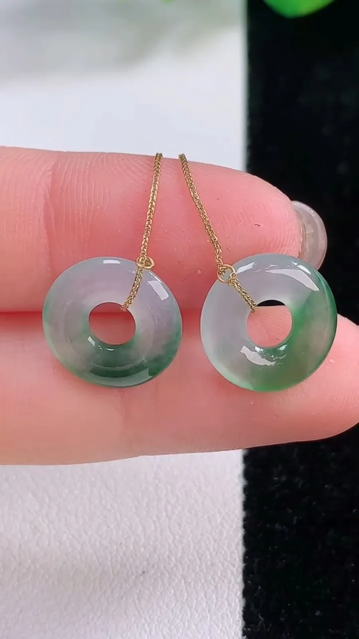 天然A货翡翠平安环吊坠一对，尺寸12.8-2.5，重量:1.82g
12月1日