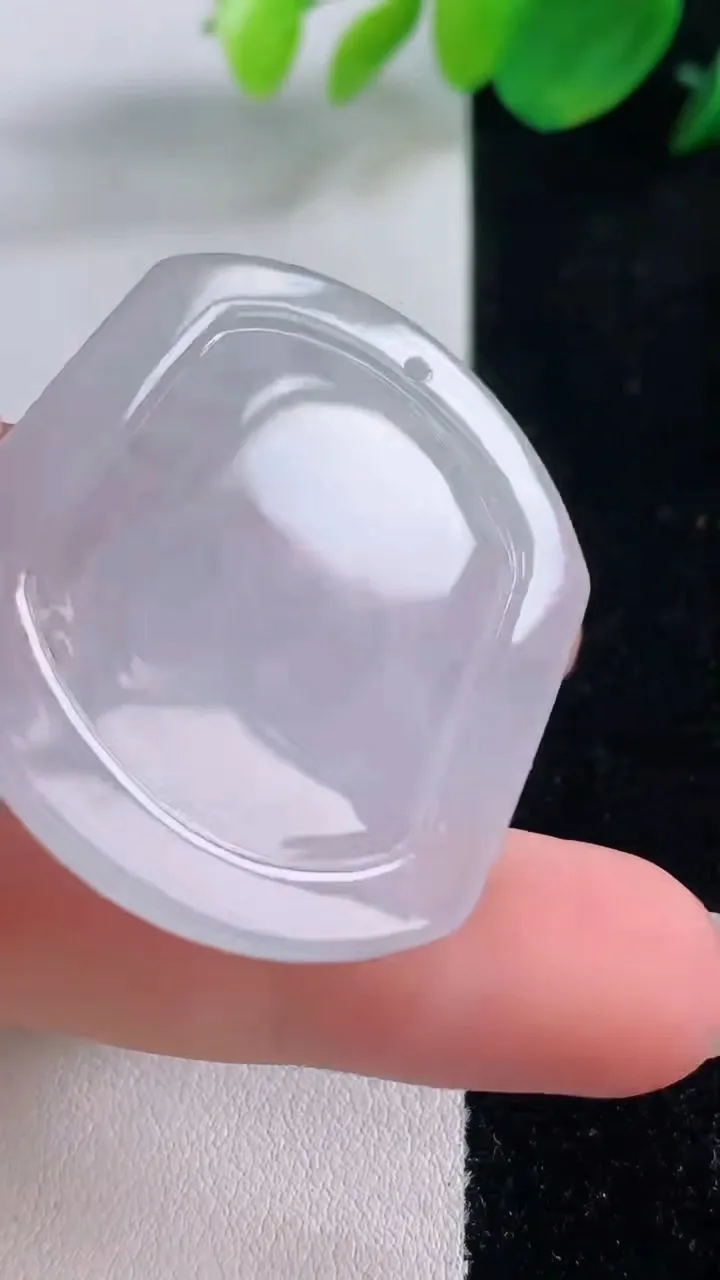 天然A货翡翠生肖兔吊坠，尺寸40-35-4.7，重量:13.24g
12月1日