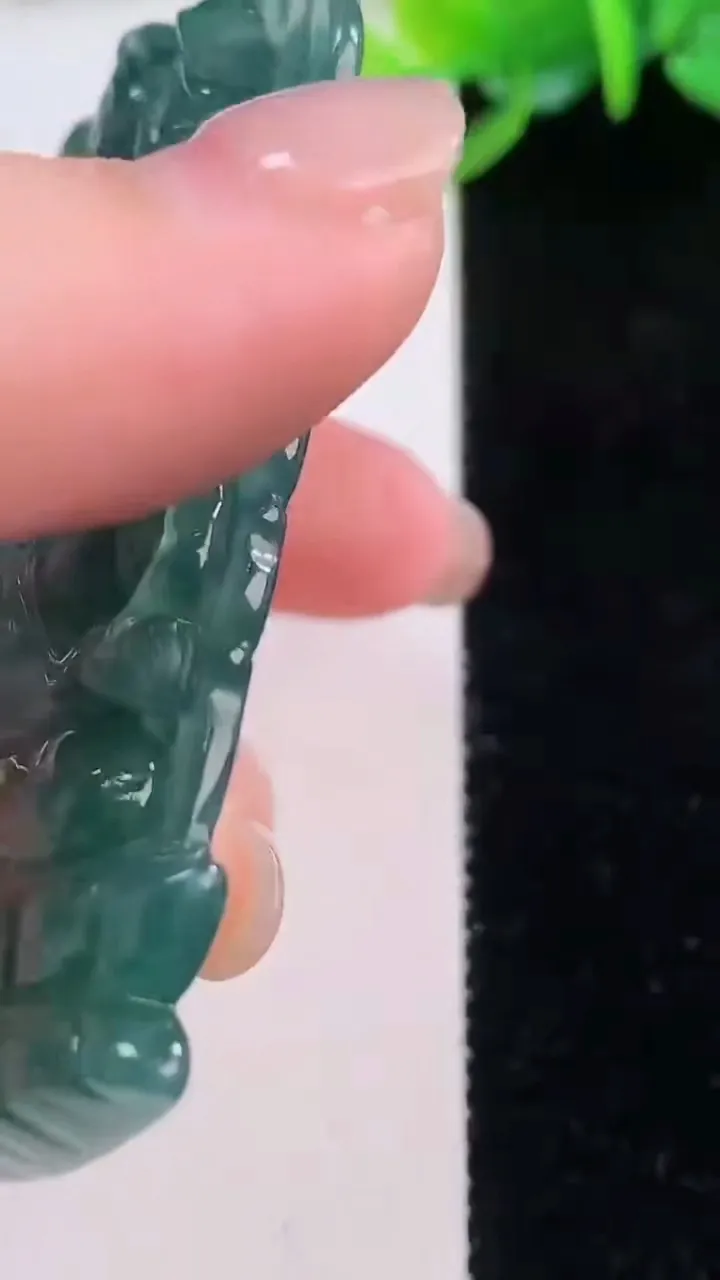 天然A货翡翠千手观音菩萨吊坠，尺寸69.2-45.2-7.8，重量:46.31g
12月1日