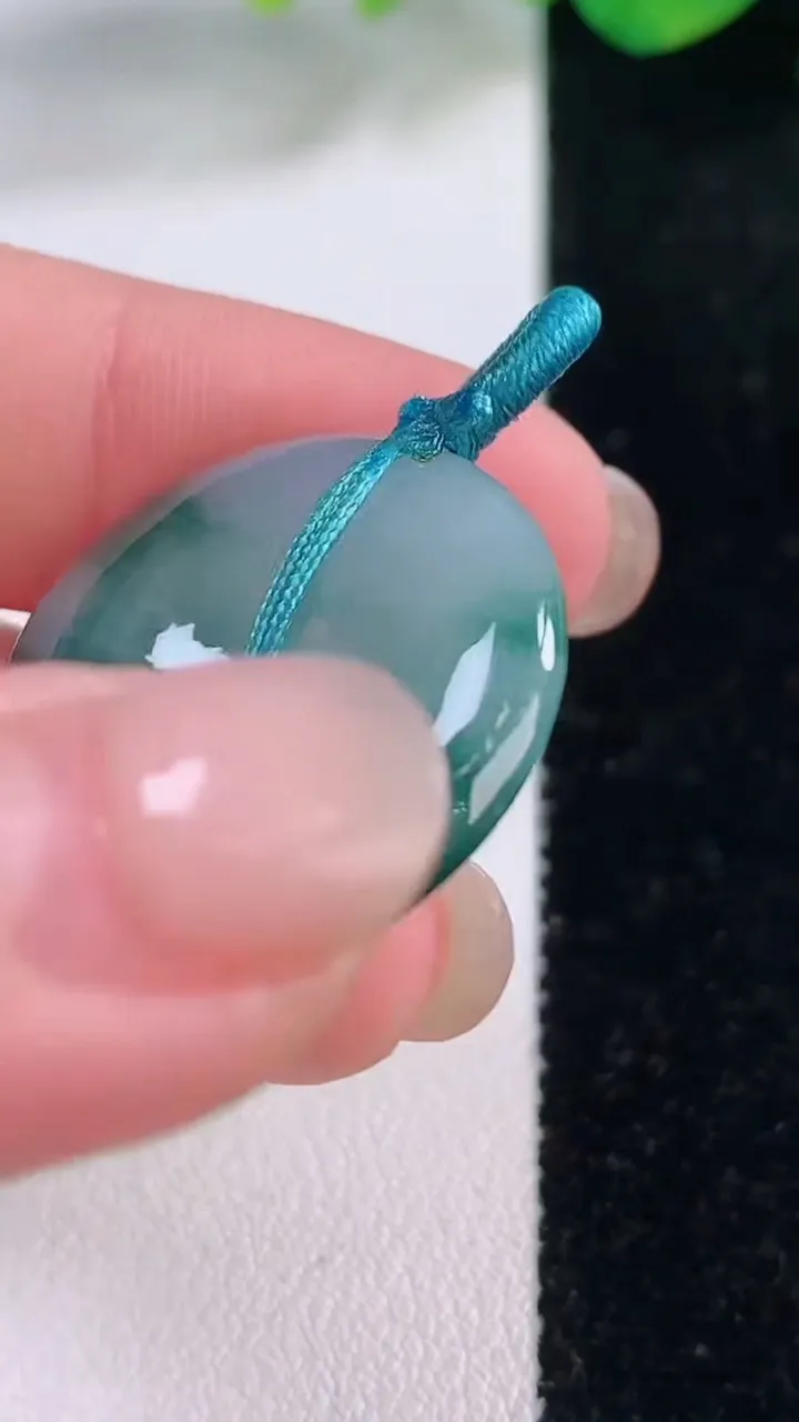 天然A货翡翠冰种飘花平安扣吊坠，尺寸25-5，重量:6.96g
12月1日