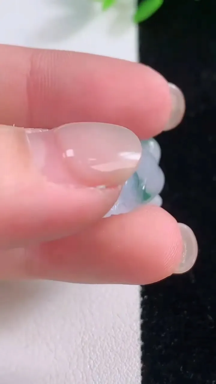 天然A货翡翠种飘花貔貅吊坠，尺寸31.4-15-12.4，重量:12.10g
12月1日