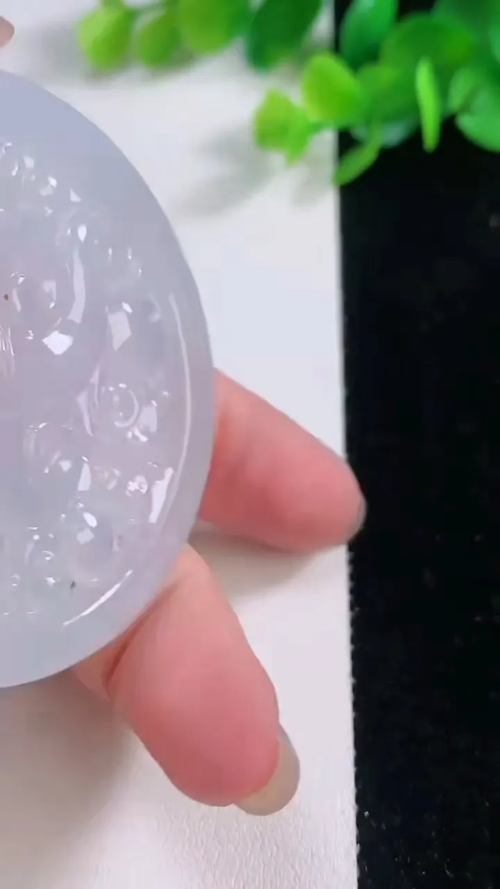 天然A货翡翠冰种紫罗兰麒麟牌吊坠，尺寸55-5.4，重量:35.28g
12月1日