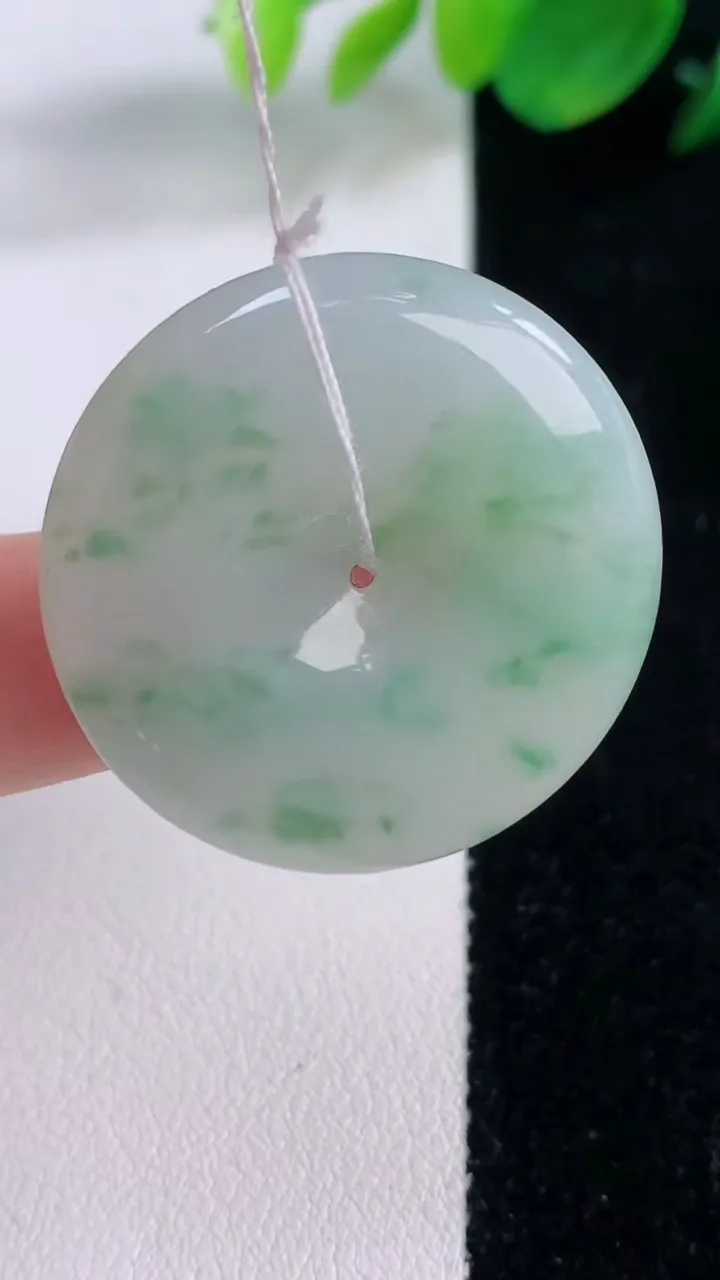 天然A货翡翠平安扣吊坠，尺寸31.6-5.6，重量:12.12g
12月1日