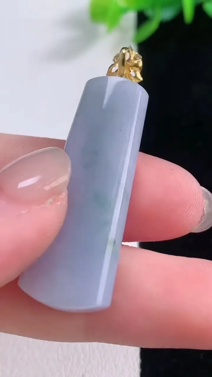 天然A货翡翠种紫罗兰 飘花平安柱吊坠，尺寸36.4-13.6-6，重量:7.63g
12月1日