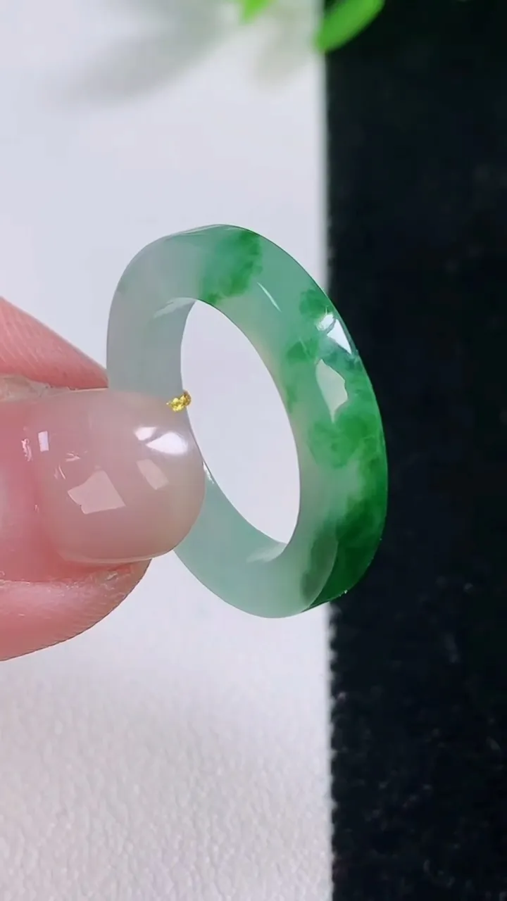 天然A货翡翠花方形指环 戒指，尺寸16.8-3.5-3.2，重量:2.98g2025年12月1日
工厂直销收藏佳品,种好水足，色泽均匀，有种有色，上手高大气！