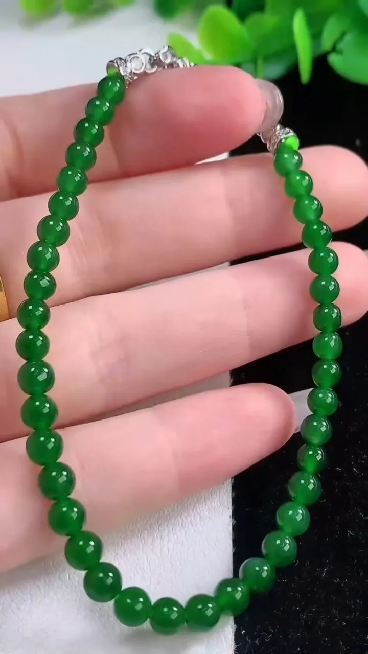 天然A货翡翠小米圆珠手串38颗，尺寸4，重量:7.07g12月1日
工厂直销收藏佳品,种好水足，色泽均匀，有种有色，上手高大气！