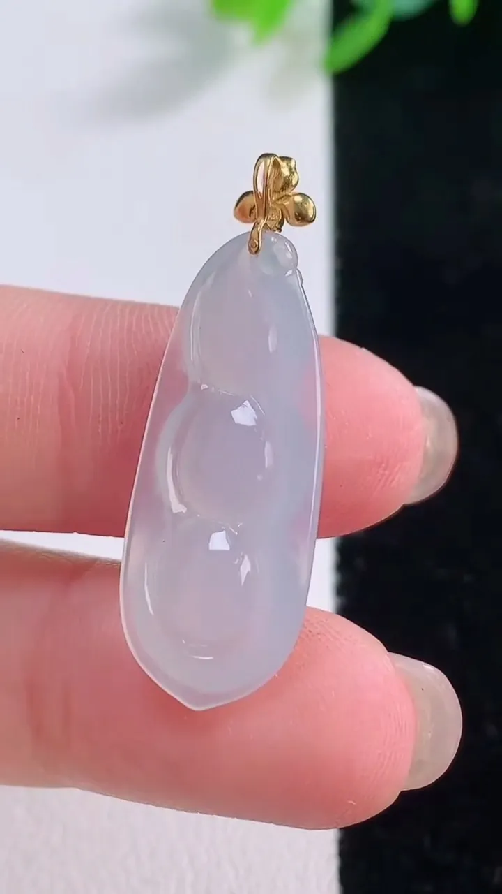 天然A货翡翠种白冰福豆吊坠，尺寸27-11.4-5.3，重量:2.52g
12月1日