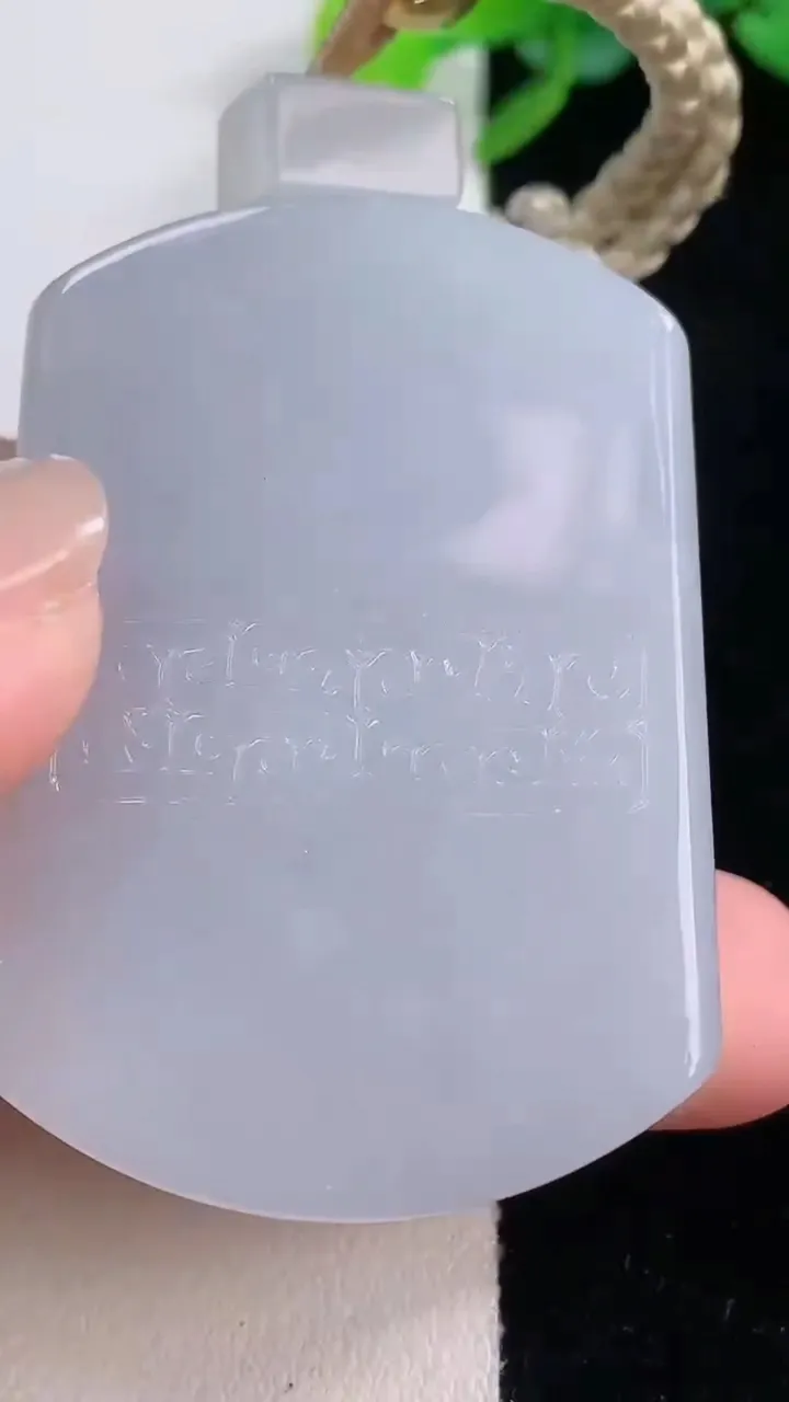 天然A货翡翠仿古无事牌吊坠，尺寸49.5-35.4-10.3，重量:60.47g
12月1日