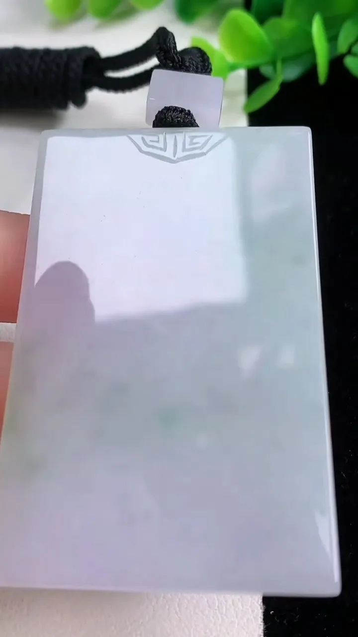 天然A货翡翠无事牌吊坠，尺寸63-41.7-4.7，重量:45.56g
12月1日