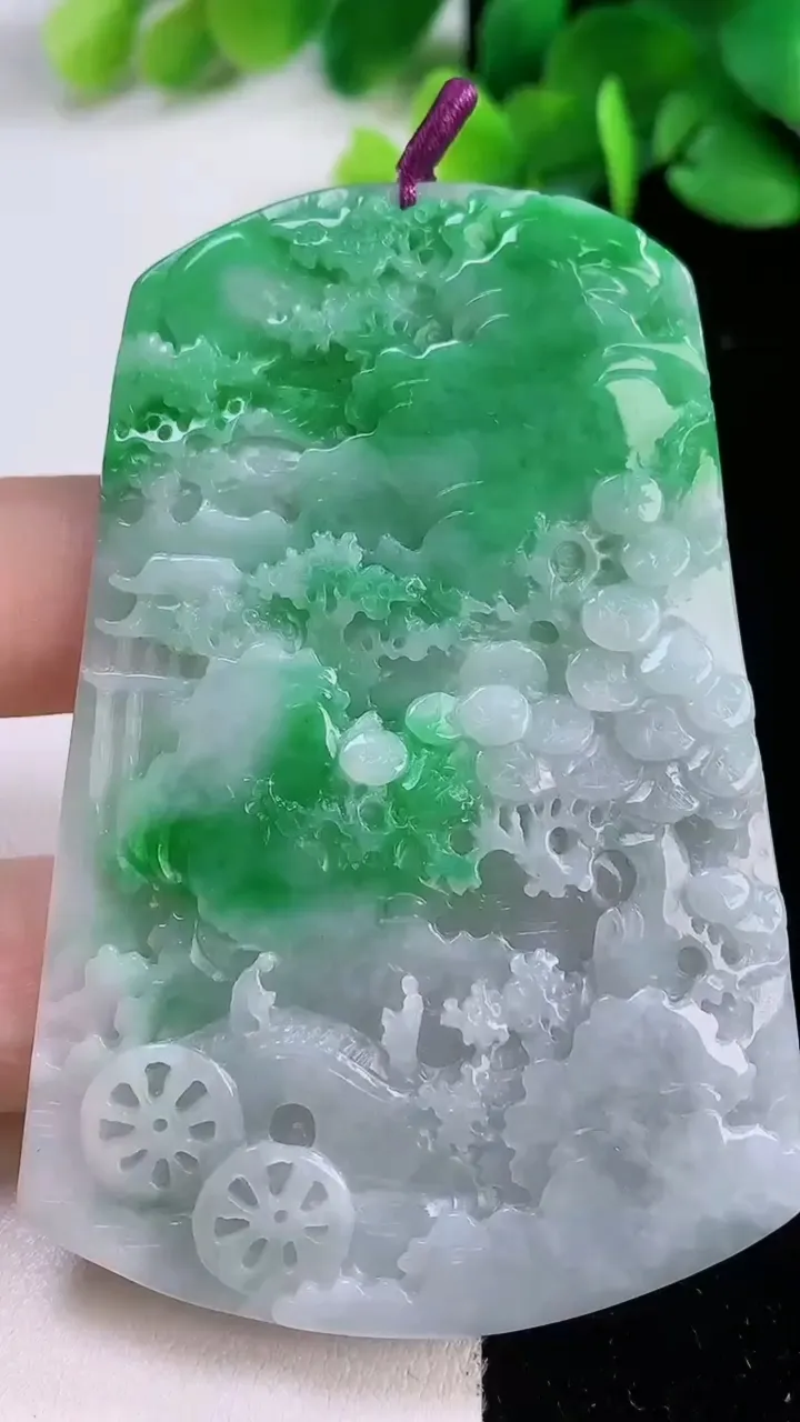 天然A货翡翠山水牌吊坠，尺寸71.7-47.8-4.5，重量:36.99g
12月1日