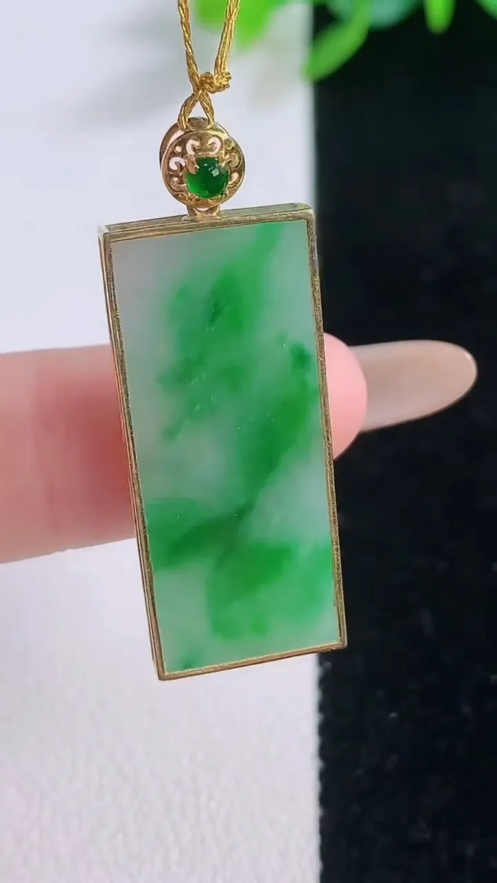 天然A货翡翠无事牌吊坠，尺寸28.7-12.3-2.9，重量:3.85g
12月1日