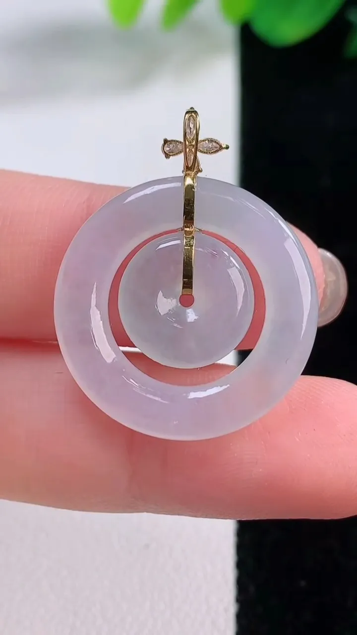 天然A货翡翠种白冰母子平安扣吊坠，尺寸23.5-3.3，重量:3.66g
12月1日