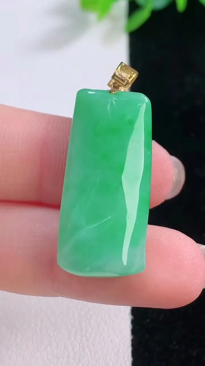 天然A货翡翠节节高升 竹节吊坠，尺寸29.6-13.3-8.2，重量:7.43g
12月1日