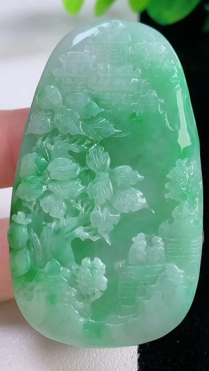 天然A货翡翠山水牌吊坠，尺寸61.2-34.5-6.2，重量:29.63g
12月1日