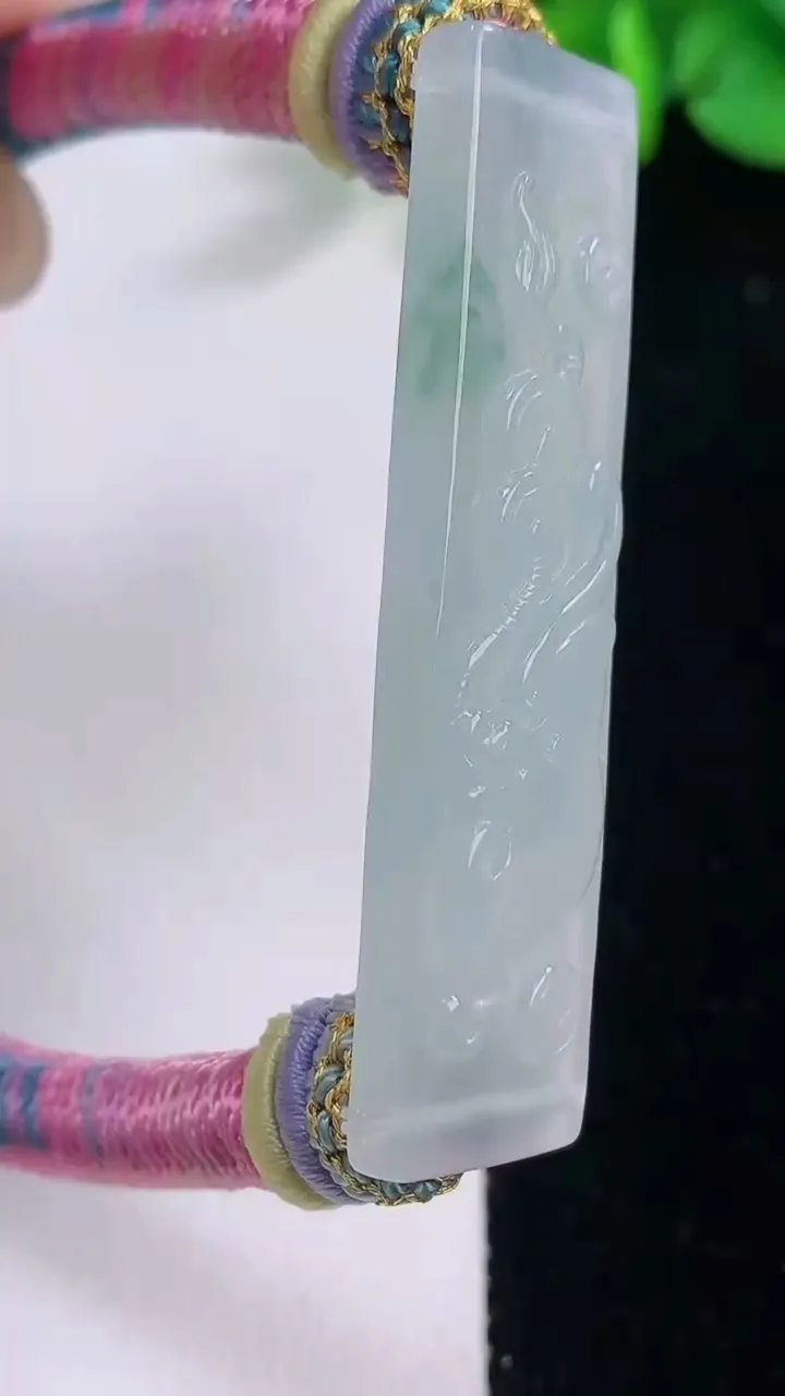 天然A货翡翠冰种飘花如意手牌 手绳，尺寸49.6-12.2-5.3，重量:21.55g
12月1日