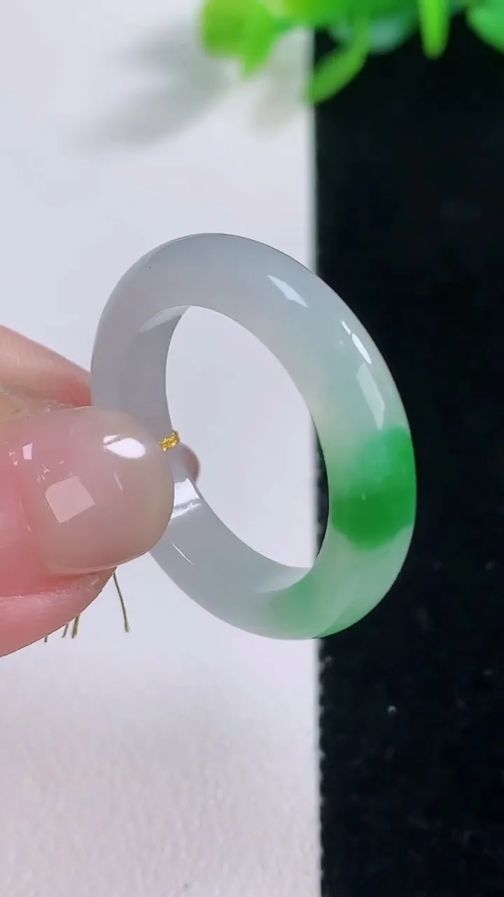 天然A货翡翠指环 戒指，尺寸19.6-4.8-3.6，重量:4.44g2025年12月1日
工厂直销