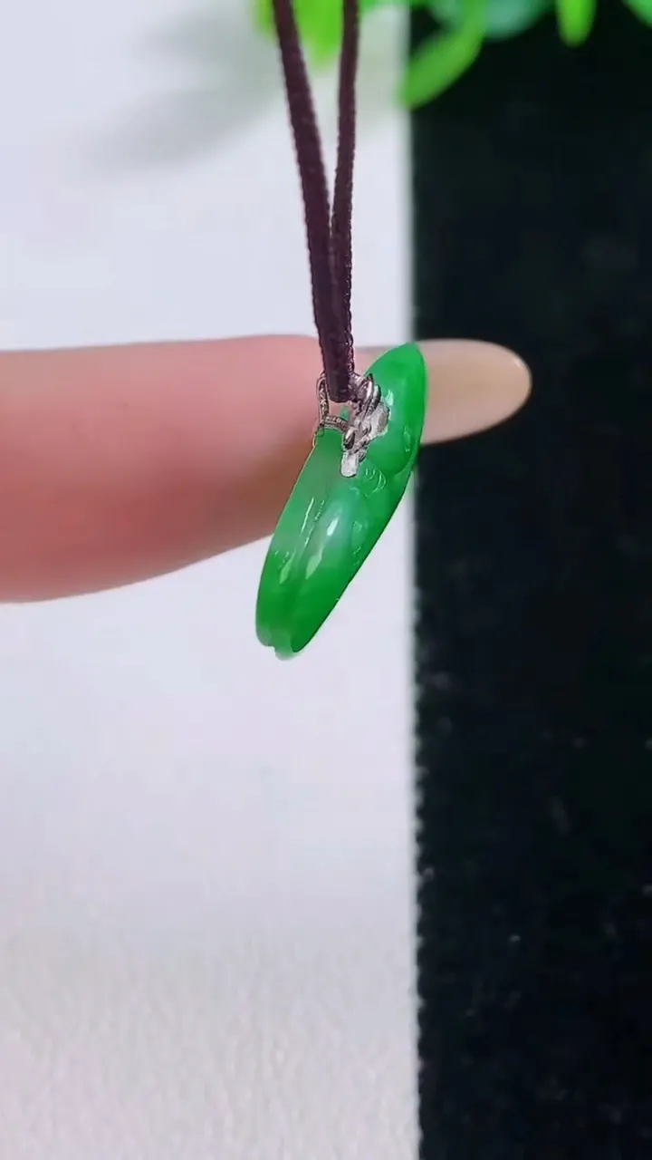 天然A货翡翠如意头吊坠，尺寸12.2-20-3.9，重量:1.56g
12月1日