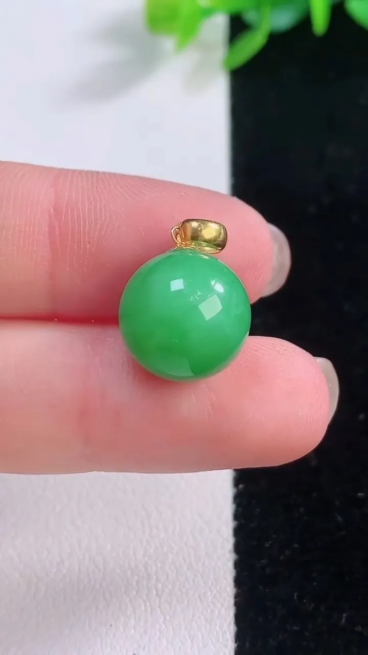天然A货翡翠圆珠吊坠，尺寸12.2，重量:3.44g
12月1日