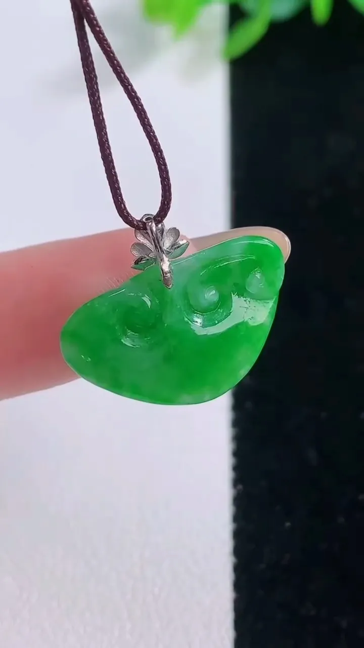天然A货翡翠如意头吊坠，尺寸12.2-20-3.9，重量:1.56g
12月1日