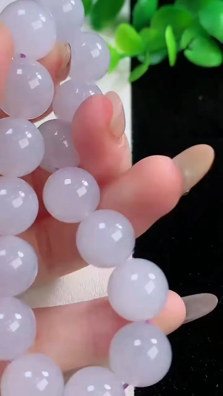 天然A货翡翠种白冰圆珠手串16颗，尺寸12.4，重量:53.47g12月1日
工厂直销收藏佳品,种好水足，色泽均匀，有种有色，上手高大气！