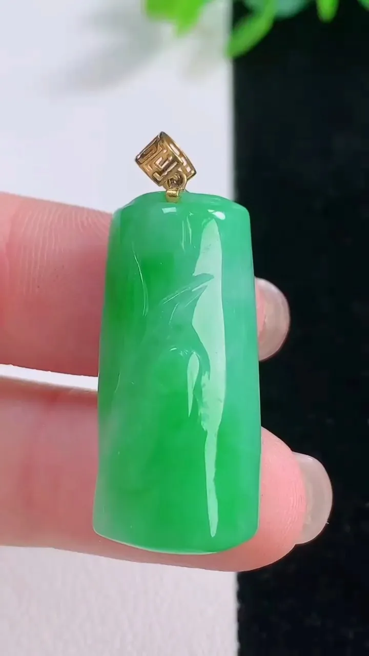 天然A货翡翠节节高升 竹节吊坠，尺寸29.6-13.3-8.2，重量:7.43g
12月1日