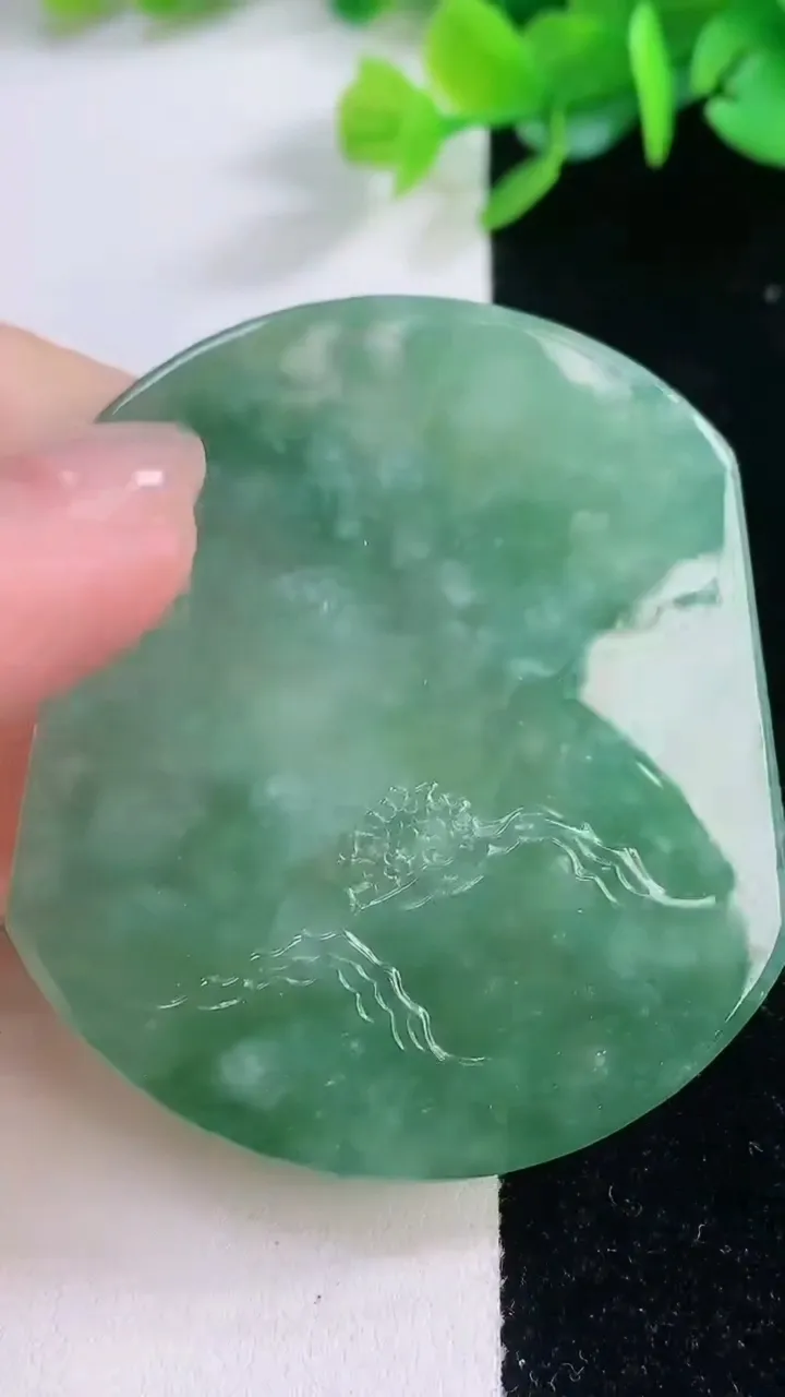 天然A货翡翠山水牌吊坠，尺寸53.8-47.3-4.6，重量:30.26g
12月1日