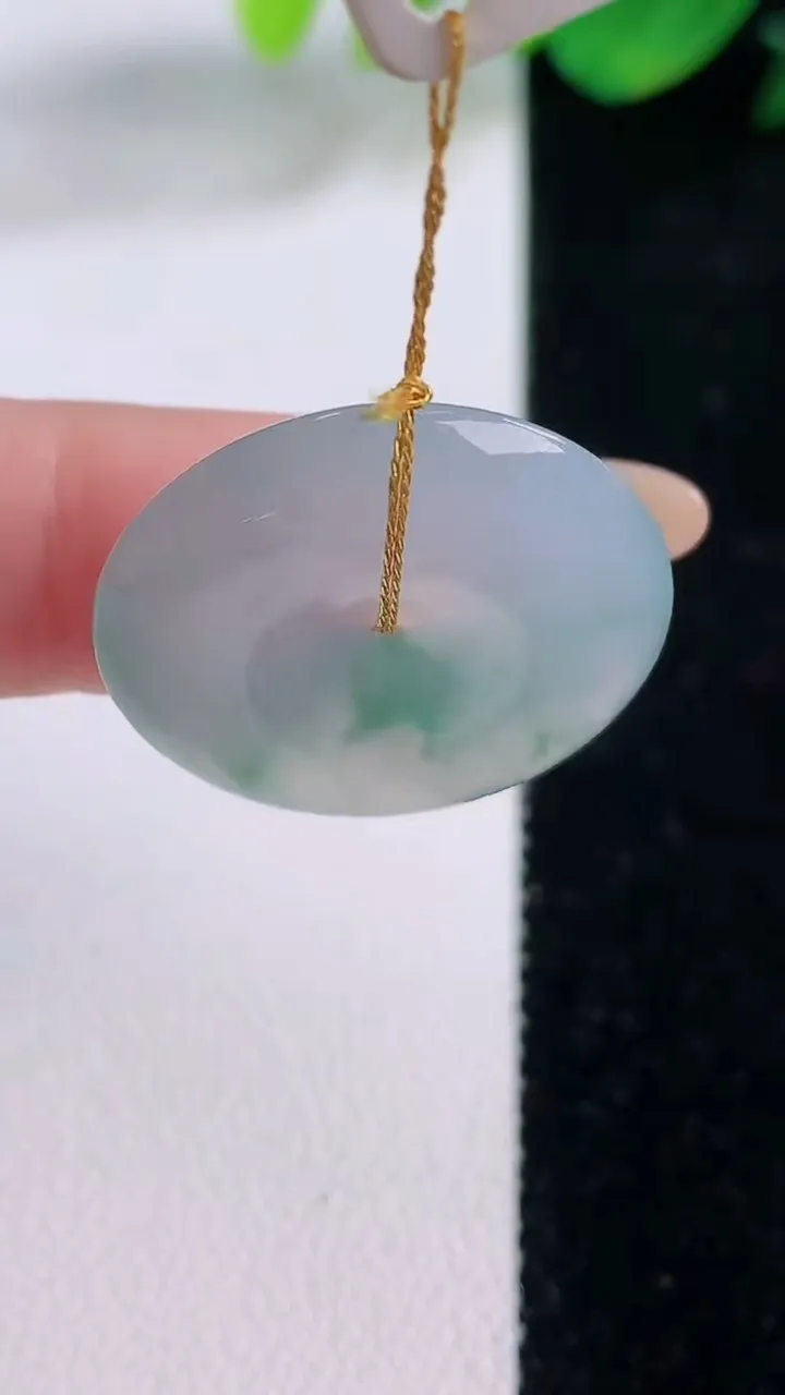 天然A货翡翠冰种飘花平安扣吊坠，尺寸23.8-4.6，重量:5.91g
12月1日