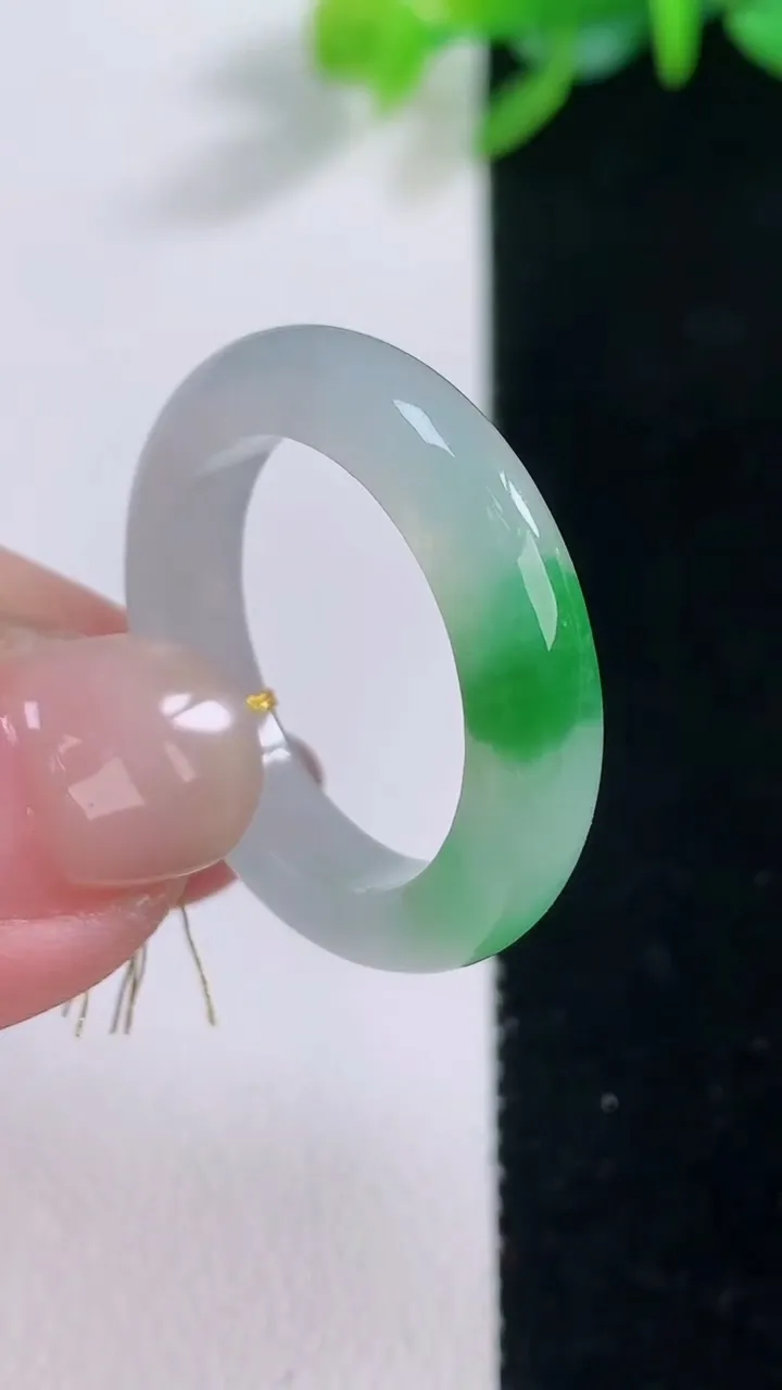 天然A货翡翠指环 戒指，尺寸19.6-4.8-3.6，重量:4.44g2025年12月1日
工厂直销收藏佳品,种好水足，色泽均匀，有种有色，上手高大气！