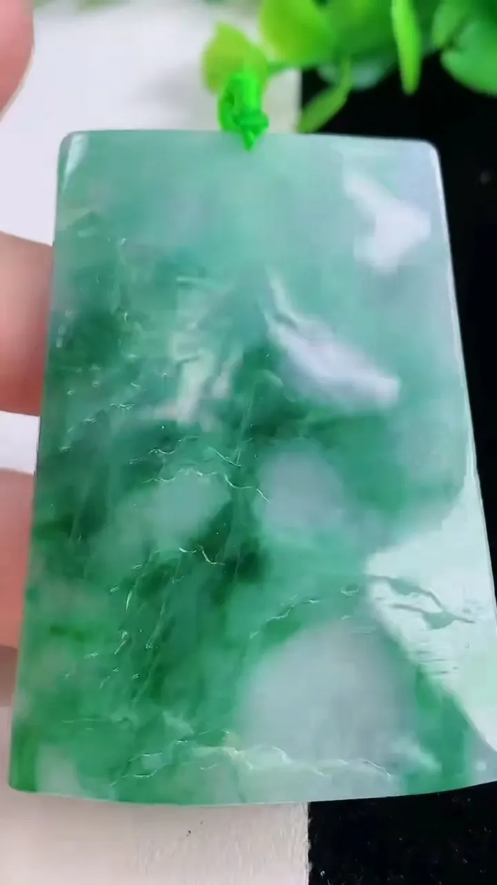 天然A货翡翠山水牌吊坠，尺寸60.3-41.4-4.5，重量:29.50g
12月1日