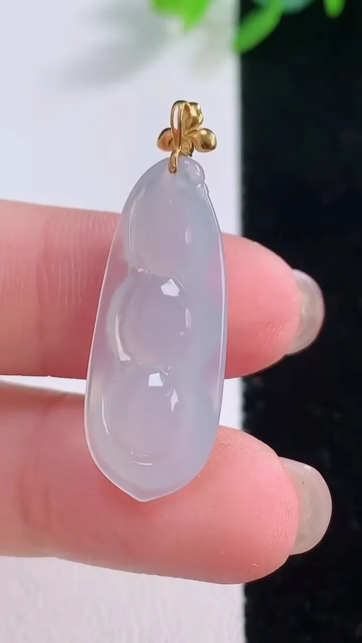 天然A货翡翠种白冰福豆吊坠，尺寸27-11.4-5.3，重量:2.52g
12月1日