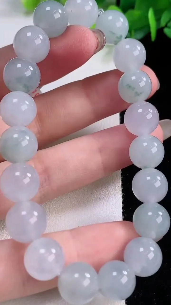 天然A货翡翠种飘花圆珠手串19颗，尺寸10.4，重量:37.84g12月1日
工厂直销收藏佳品,种好水足，色泽均匀，有种有色，上手高大气！