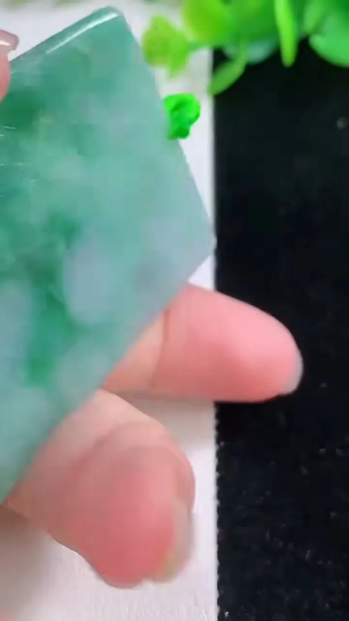 天然A货翡翠山水牌吊坠，尺寸60.3-41.4-4.5，重量:29.50g
12月1日