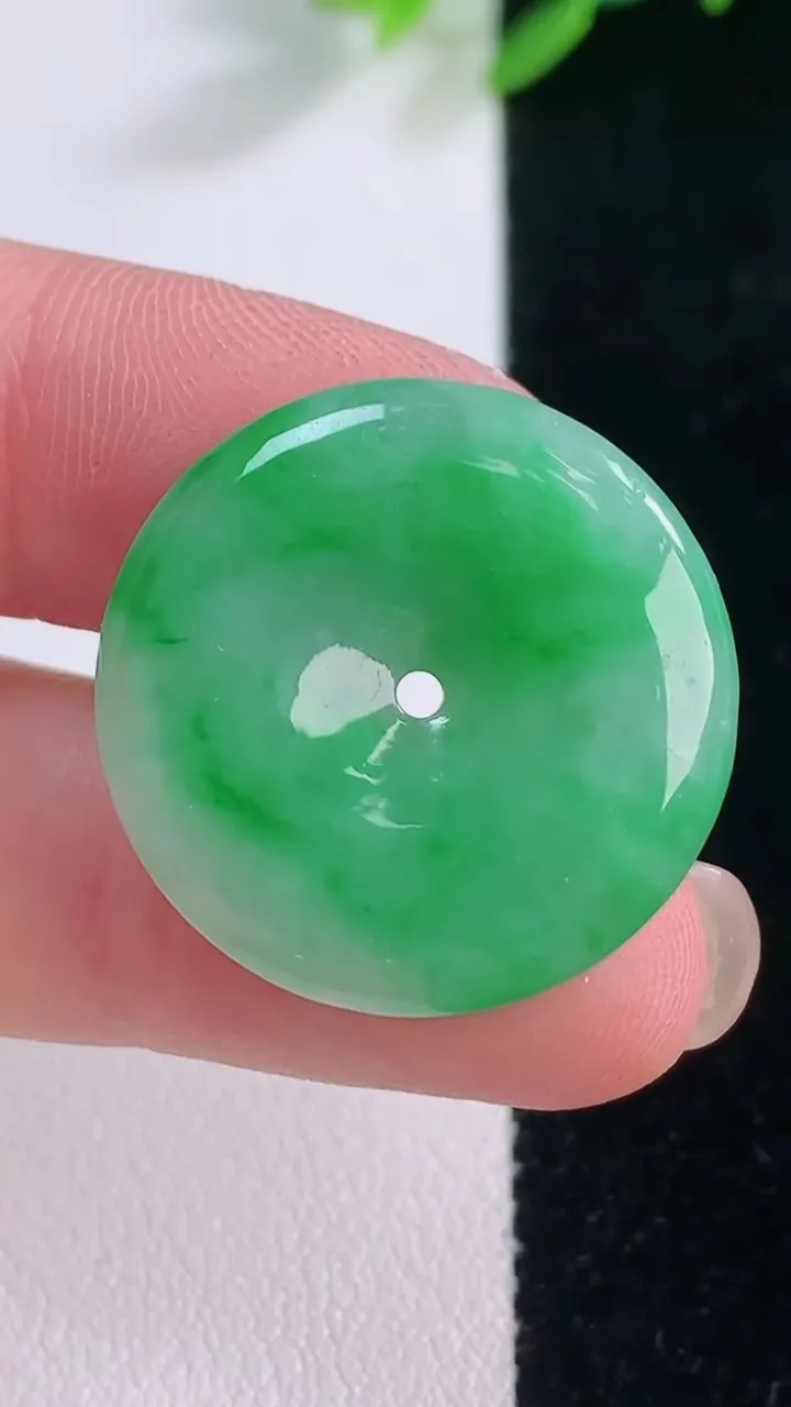 天然A货翡翠平安扣吊坠，尺寸24.7-4，重量:5.51g
12月1日