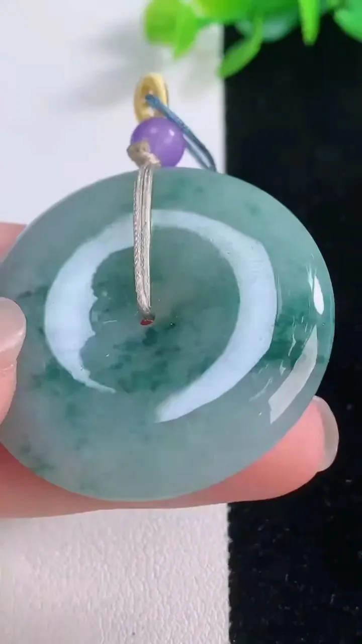 天然A货翡翠冰种飘花平安扣吊坠，尺寸37.3-6.3，重量:19.44g
12月1日