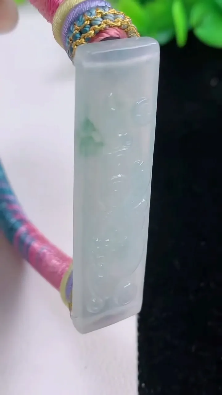 天然A货翡翠冰种飘花如意手牌 手绳，尺寸49.6-12.2-5.3，重量:21.55g
12月1日