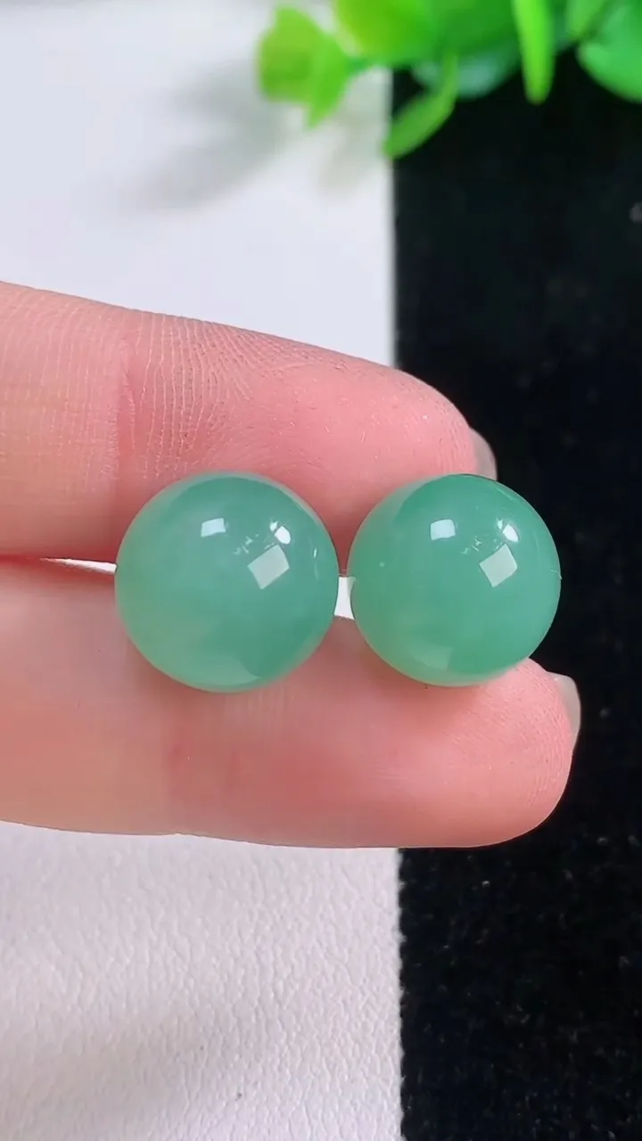 天然A货翡翠圆珠镶嵌件一对，尺寸12.3，重量:6.88g
12月1日