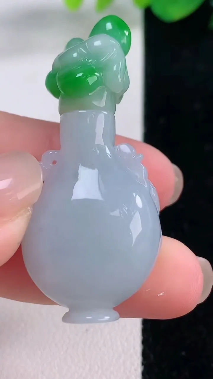 天然A货翡翠花瓶小摆件，尺寸48.8-21.4-12.7，重量:17.78g
12月1日