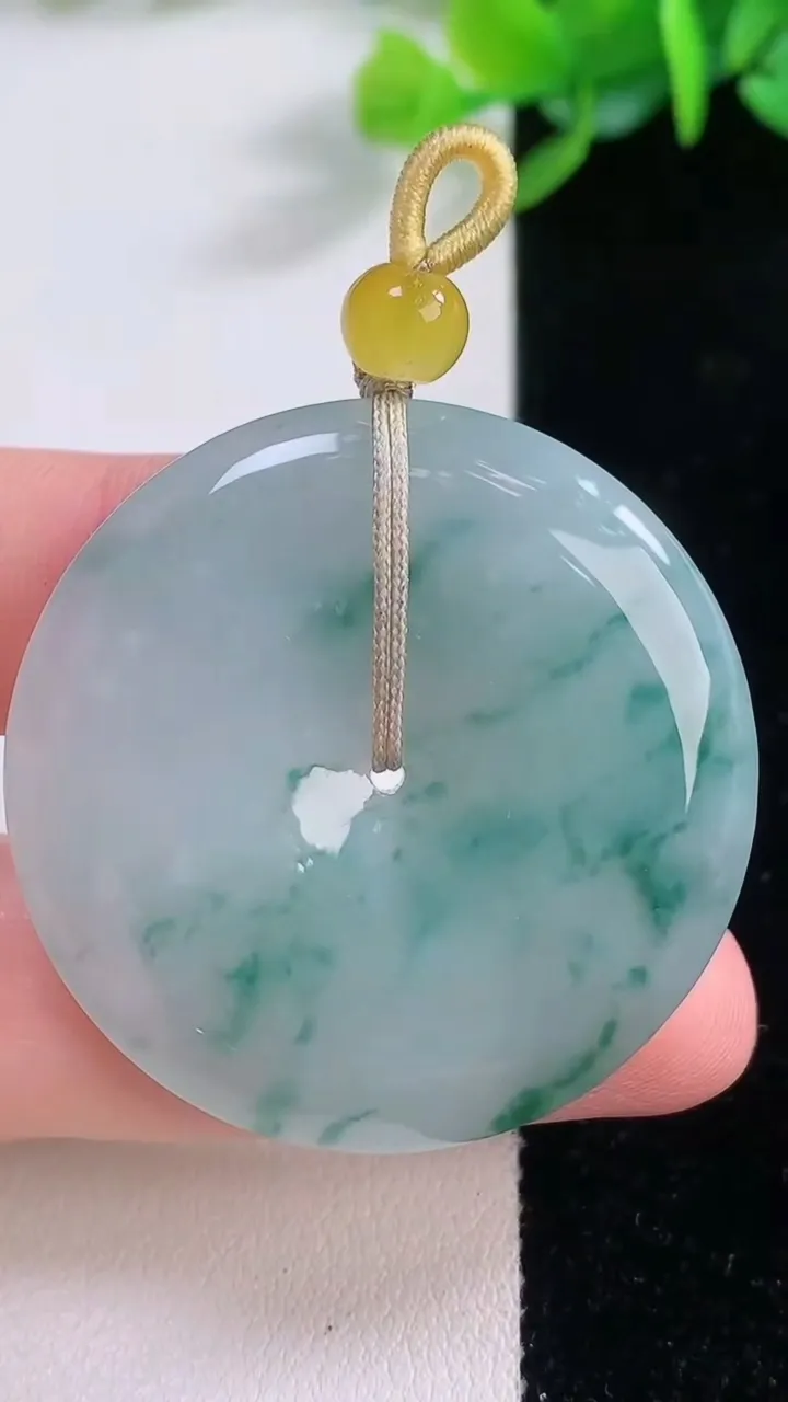 天然A货翡翠冰种飘花平安扣吊坠，尺寸38.4-5.7，重量:18.54g
12月1日