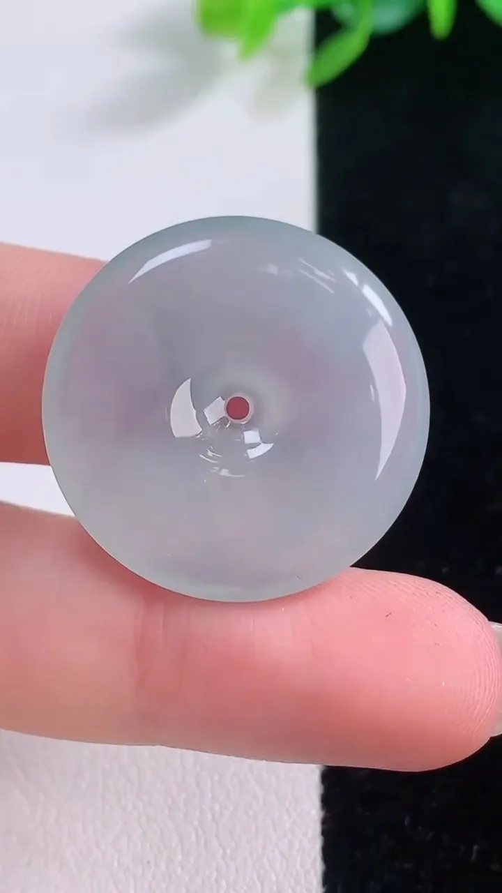 天然A货翡翠平安扣吊坠，尺寸26.4-4.7，重量:7.14g
12月1日