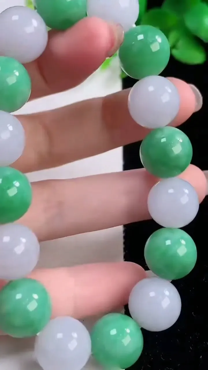 天然A货翡翠圆珠手串16颗，尺寸12.8，重量:58.63g12月1日
工厂直销收藏佳品,种好水足，色泽均匀，有种有色，上手高大气！