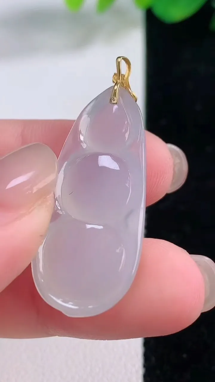 天然A货翡翠种白冰福豆吊坠，尺寸32.4-14.8-6，重量:5.12g
12月1日