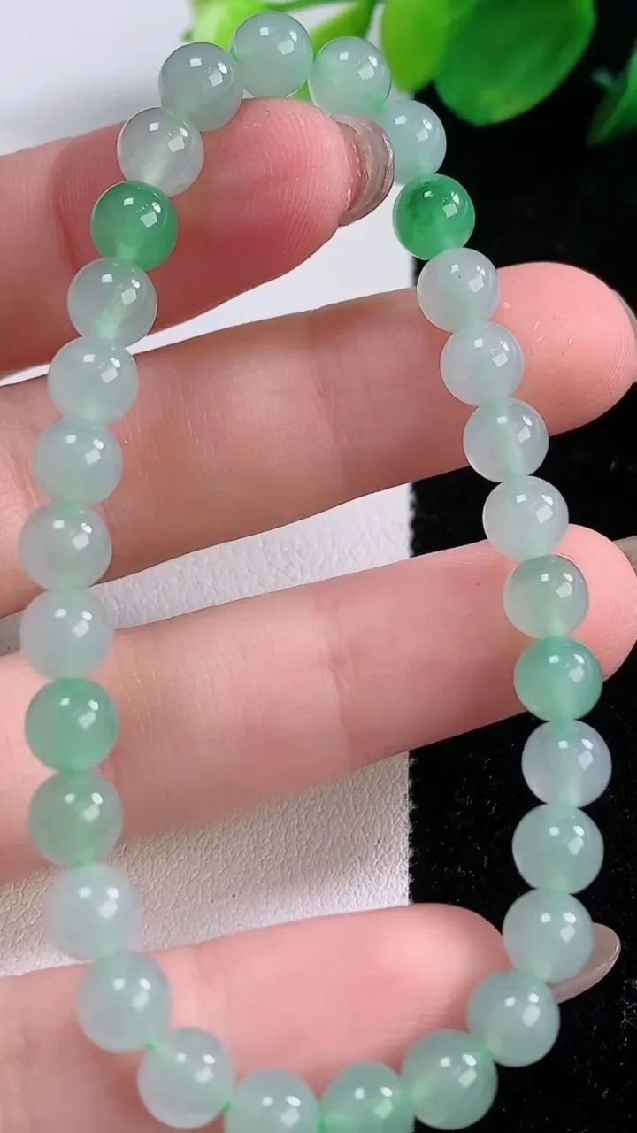 天然A货翡翠圆珠手串，尺寸5.8-30颗，重量:11.05g12月1日
工厂直销收藏佳品,种好水足，