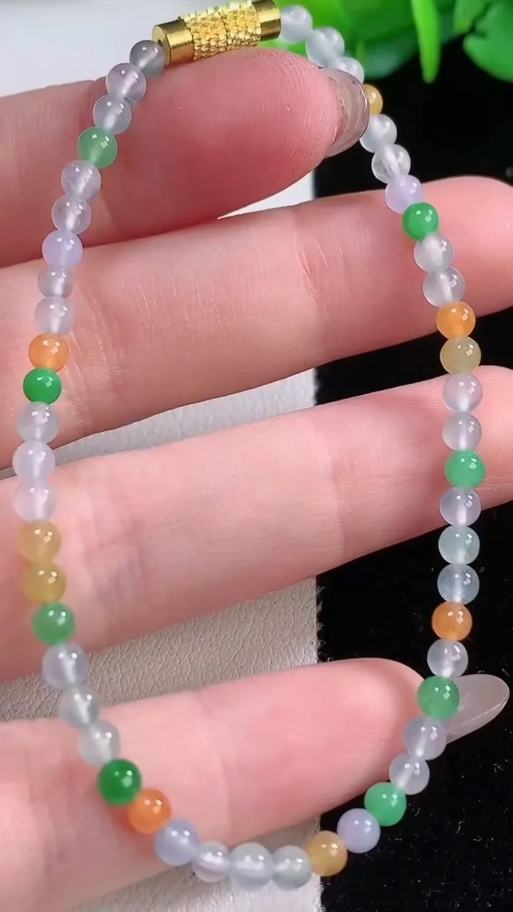 天然A货翡翠种三彩小米圆珠手串52颗，尺寸3.3，重量:4.53g12月1日
工厂直销收藏佳品,种好水足，色泽均匀，有种有色，上手高大气！