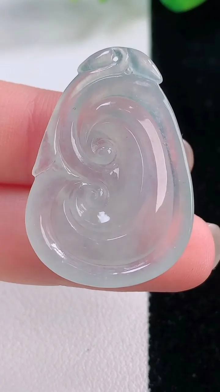 天然A货翡翠如意吊坠，尺寸34-23.8-5.3，重量:6.32g
12月1日