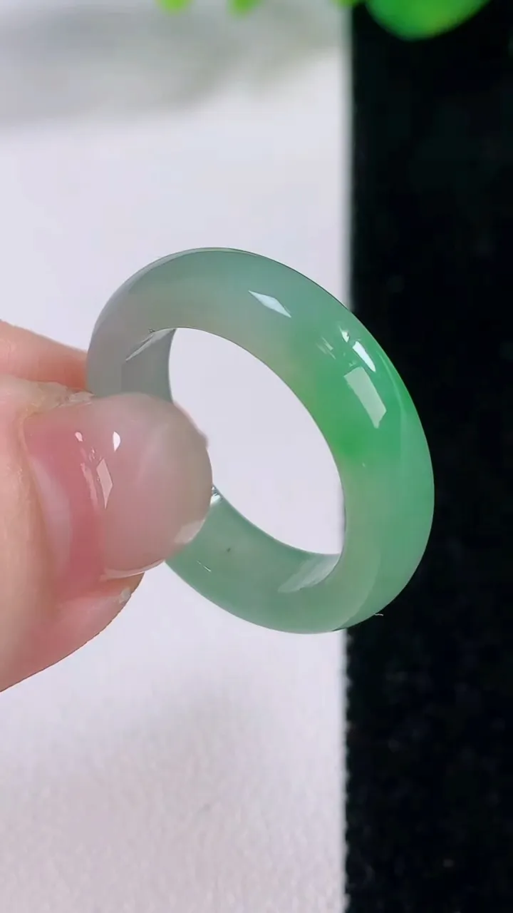 天然A货翡翠指环戒指，尺寸18.2-5.3-3，重量:4.08g2025年12月1日
工厂直销收藏佳品,种好水足，色泽均匀，有种有色，上手高大气！