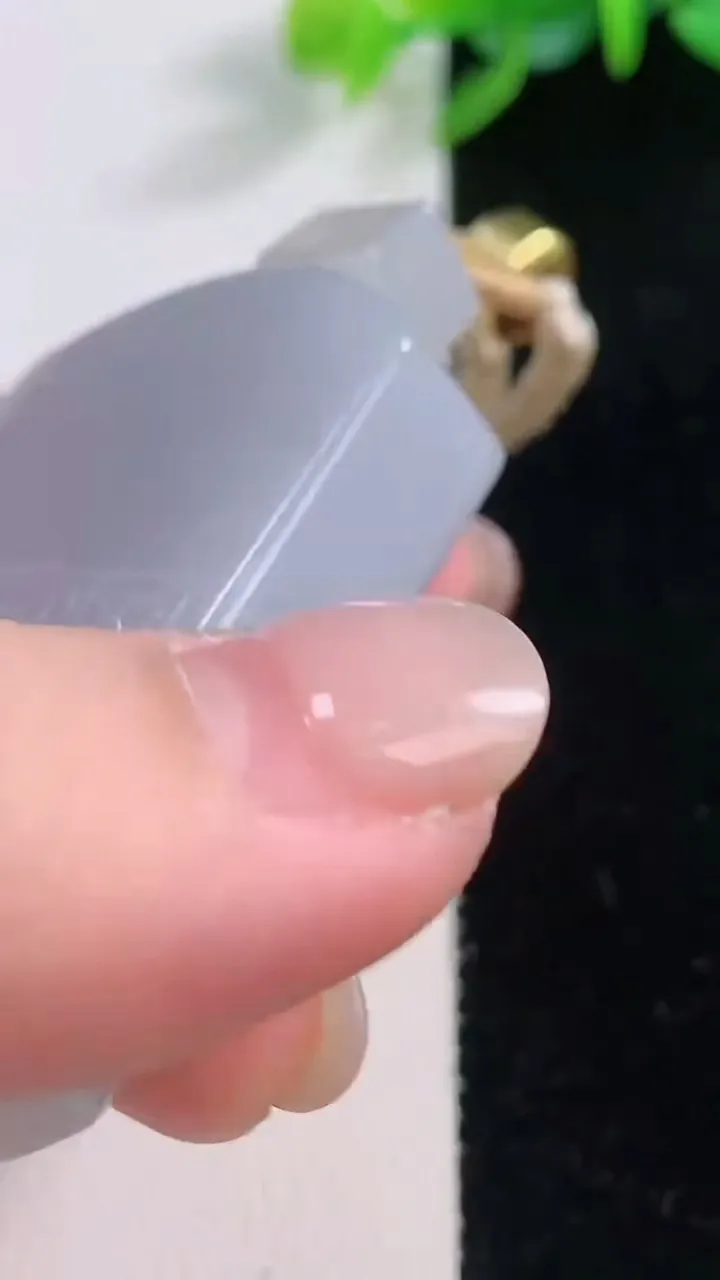 天然A货翡翠仿古无事牌吊坠，尺寸49.5-35.4-10.3，重量:60.47g
12月1日