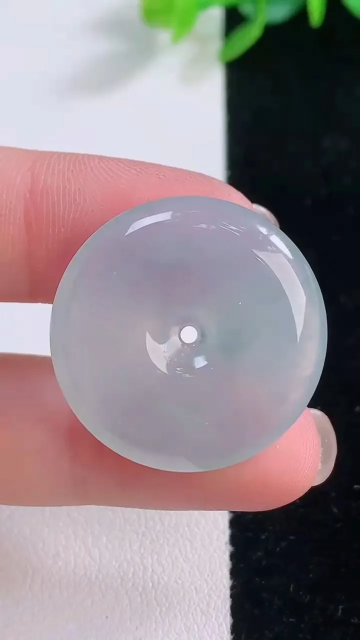 天然A货翡翠平安扣吊坠，尺寸26.4-4.7，重量:7.14g
12月1日